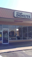 Ming's Donuts outside