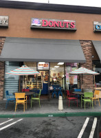 D N's Donuts outside