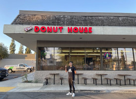 The Donut House outside