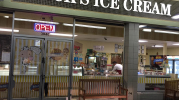 Rick's Ice Cream outside
