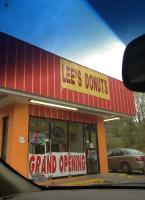 Lee's Donuts outside