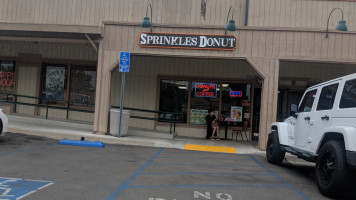 Looney's Donuts outside