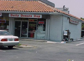 Daily Donuts outside