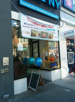 Dunwell Doughnuts outside