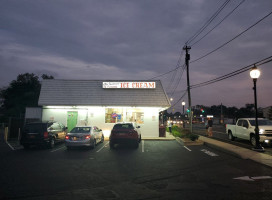 Old Fashioned Ice Cream outside