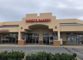 Sweetz Bakery outside