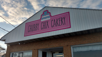 Chubby Chix Cakery outside