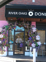 River Oaks Donuts outside