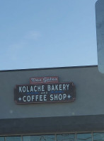 Dos Gatos Kolache Bakery outside