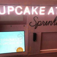 Sprinkles Cupcakes outside