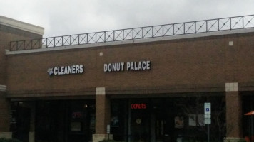 Donut Palace outside