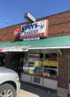 Stan's Northfield Bakery outside