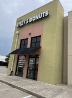 Riley's Donuts outside