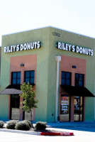 Riley's Donuts outside