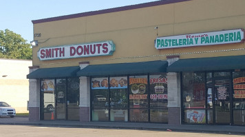 Smith Donuts outside