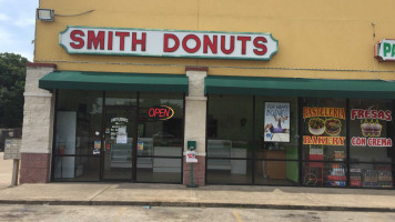 Smith Donuts outside