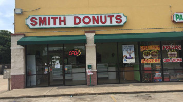 Smith Donuts outside