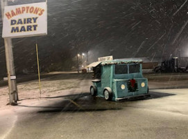 Hampton's Dairy Mart outside