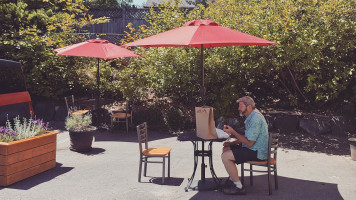 The Grateful Bread outside