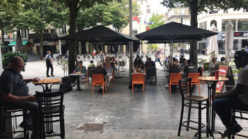 Heirloom Café outside