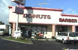 Heidi's Donuts outside