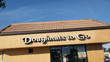 Donuts To Go outside