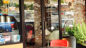 Dos Gatos Kolache Bakery outside