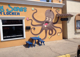 Davey Jones Ice Cream Locker outside
