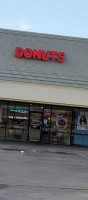 Four Seasons Donuts outside