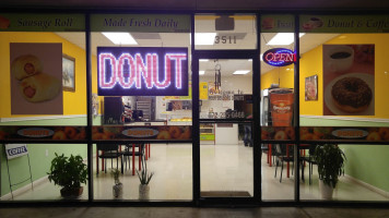 Four Seasons Donuts inside