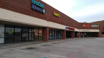 Four Seasons Donuts outside