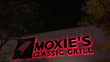 Moxie's Grill & Bar - Vaughan Colossus outside