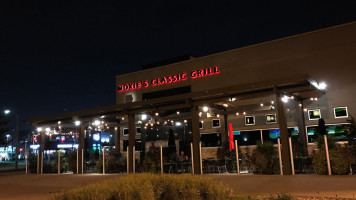 Moxie's Grill & Bar - Vaughan Colossus outside