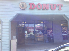 Favorite Donuts outside