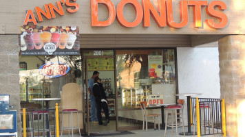 Ann's Donuts outside