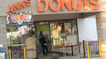 Ann's Donuts outside