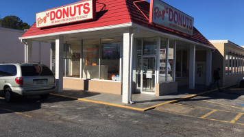 Ray’s Donuts outside