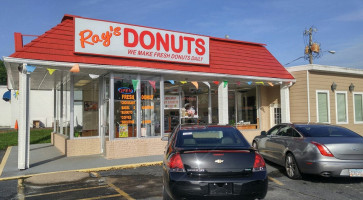 Ray’s Donuts outside