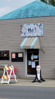 Little Dippers Ice Cream Parlor outside