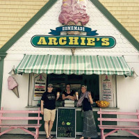 Archie's Ice Cream outside