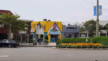 Archie's Ice Cream outside