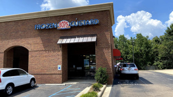 Papa Johns Pizza outside