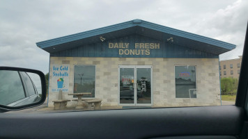 Daily Fresh Donuts outside