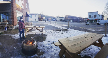 Five Shores Brewing outside
