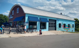 Five Shores Brewing outside