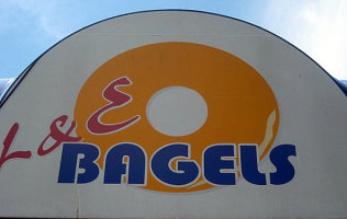 L E Bagels logo