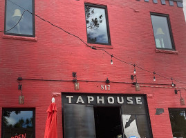 Nolan's Taphouse outside