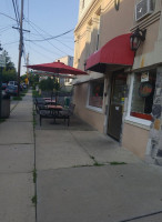 Gus's World Famous Fried Chicken outside