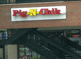 Pig-N-Chik BBQ outside