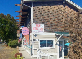 Allyn House Inn North Bay Kayaks outside